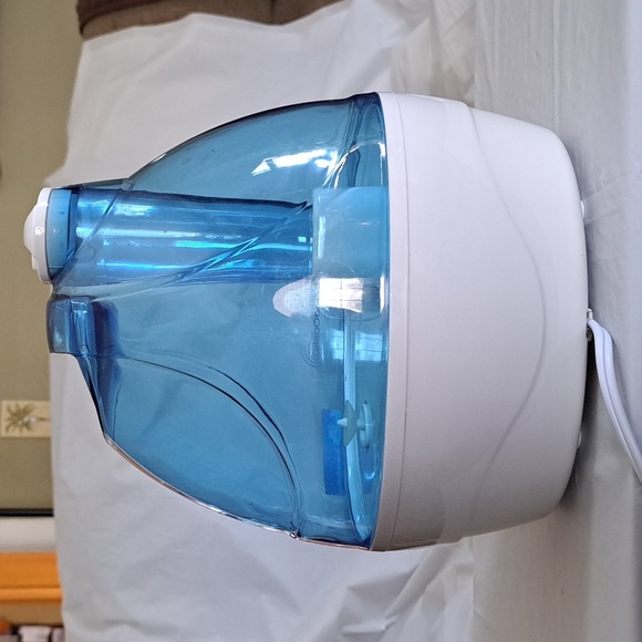 Aquaoasis Cool Mist Humidifier - Picture 2 of 4